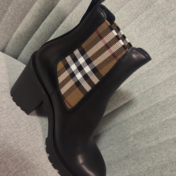 Burberry Black Ankle Boots with Check Pattern - Picture 8 of 12